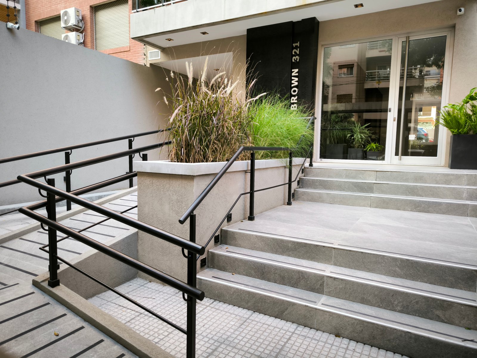 Acceso vehicular con rampa